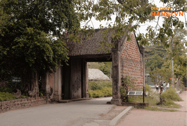 Cổng làng dẫn vào Làng Cổ Đường Lâm