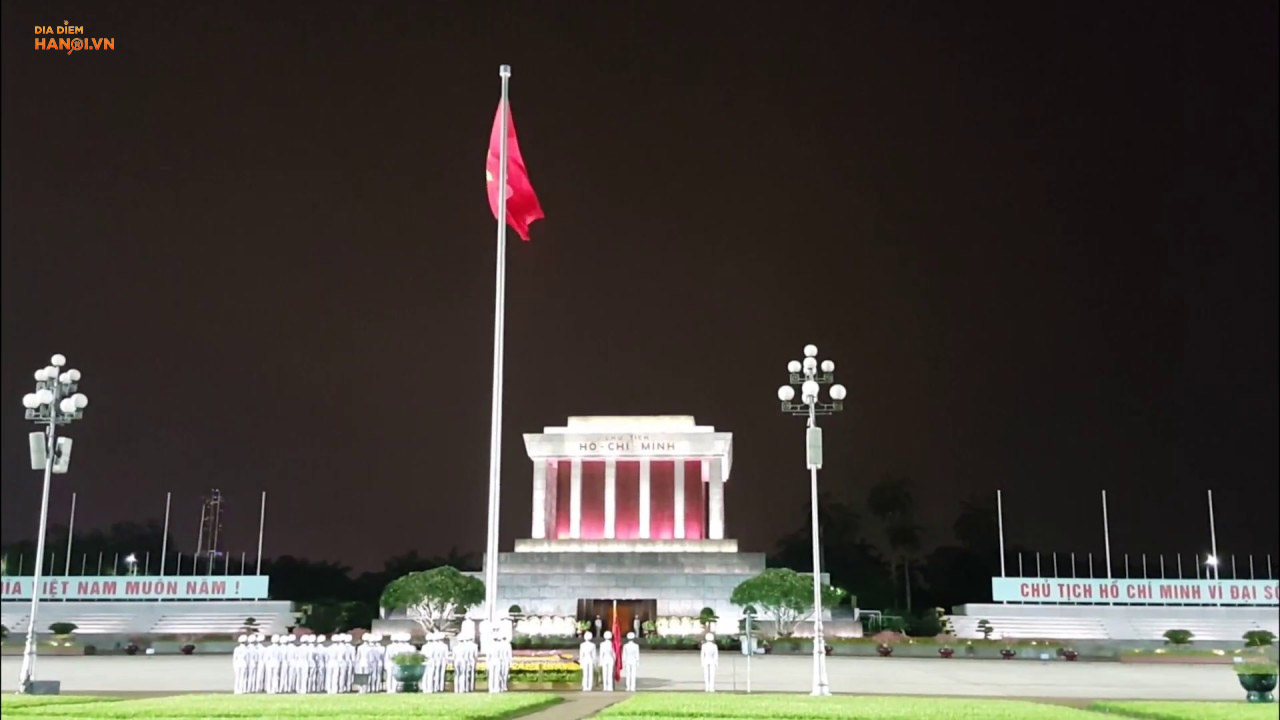 Lễ hạ cờ tại lăng Chủ tịch Hồ Chí Minh