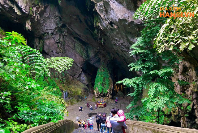 Núi Chùa Hương sở hữu những hang động cực lớn 