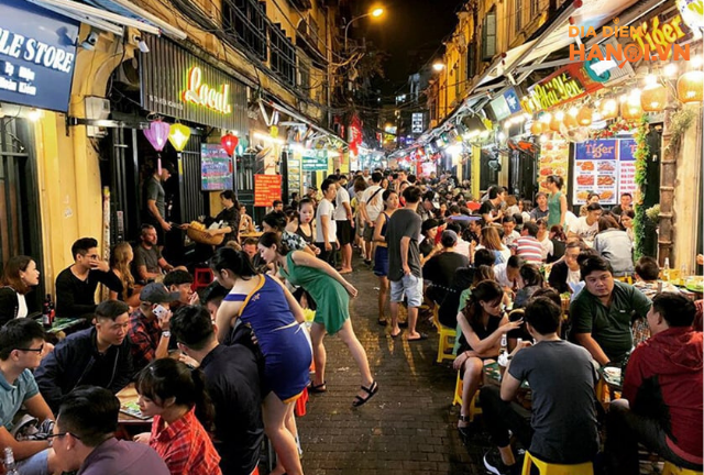 Con phố ẩm thực nổi tiếng nhất Hà Nội - Hàng Buồm 