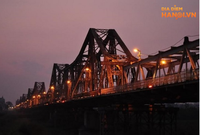 Ngắm về thành phố và trò chuyện trên Cầu Long Biên 