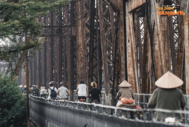 Cầu Long Biên vẫn phục vụ nhu cầu đi lại của người dân qua hàng trăm năm 