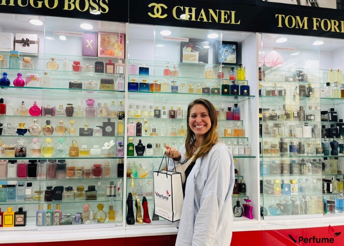 Khách hàng hài lòng sau khi trải nghiệm và mua sắm tại cửa hàng nước hoa Vperfume