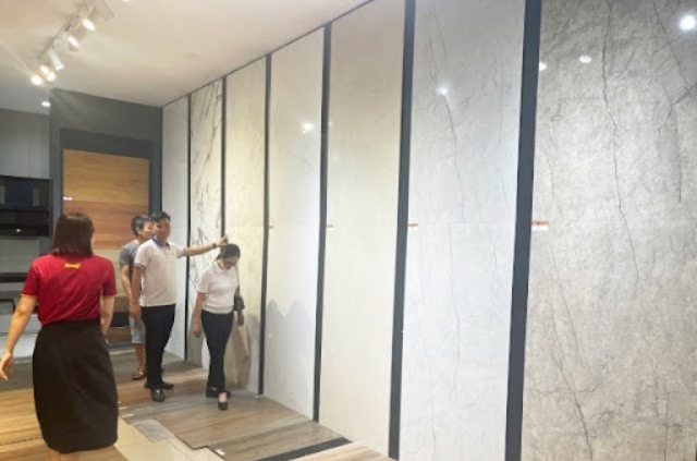 Nhiều khách hàng trải nghiệm mua gạch ốp tường tại Minh Hải Plaza